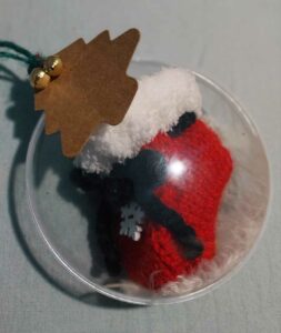 Boule de Noël plate, diamètre 11 cm, le chausson est entièrement réalisé à la main, il est personnalisable.